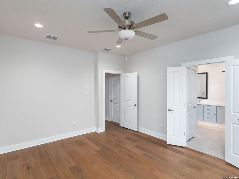 Spacious, unfurnished interior of a new home in , San Antonio (Image 24).