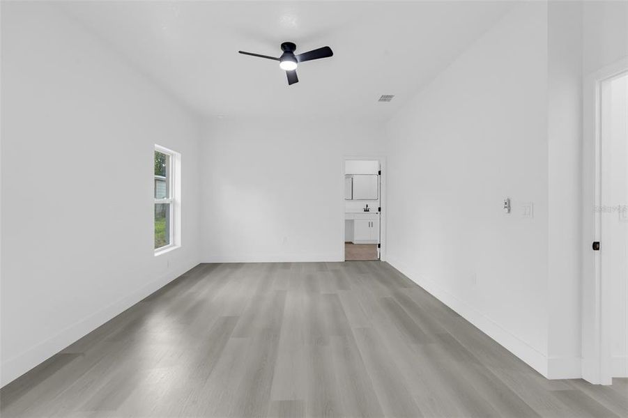 Spacious, unfurnished interior of a new home in , Weeki Wachee (Image 28).