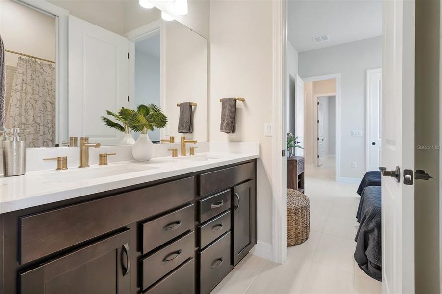 Furnished interior view inside a new home in , Orlando (Image 55).