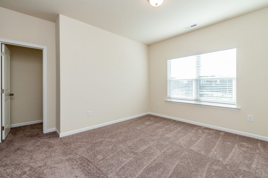 Spacious, unfurnished interior of a new home in The Oaks, Clarksville (Image 19).