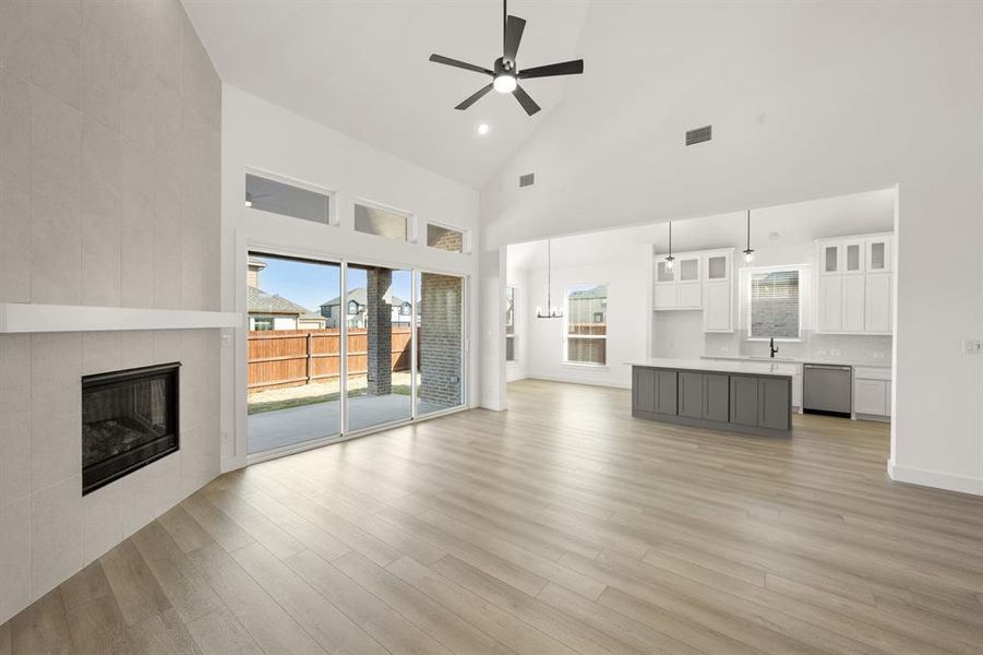 2201 Phoebe- Living-1