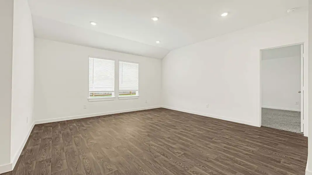 Spacious, unfurnished interior of a new home in Holly Ridge, Rosenberg (Image 10).