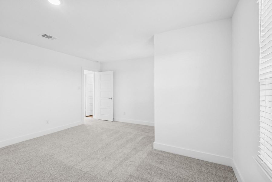 Spacious, unfurnished interior of a new home in Lago Mar, Santa Fe (Image 13).