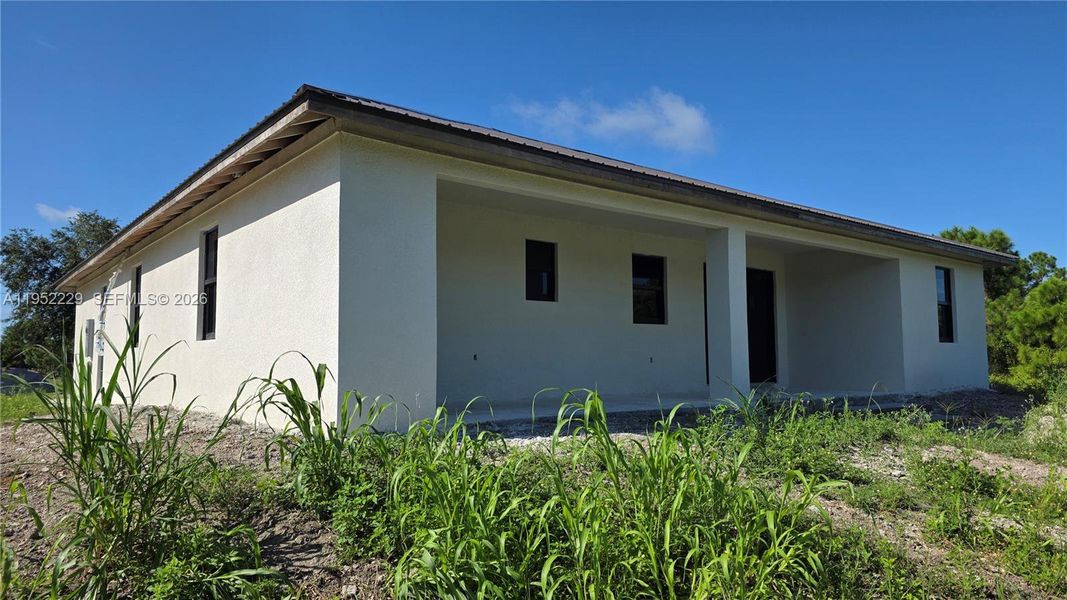 Exterior details and patio area of a home in , Clewiston (Image 13).