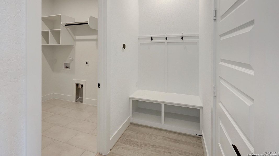 Spacious, unfurnished interior of a new home in Haby Hill 60', San Antonio (Image 16). Spacious, unfurnished interior of a new home in Haby Hill 60', San Antonio (Image 16).