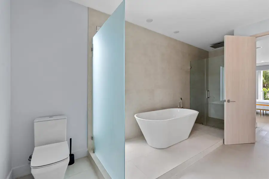 PRIMARY_BATHROOM_ANGLE_DT