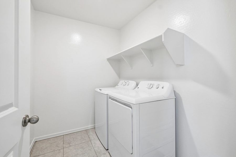 Representative interior finishes for a home built from the Eclipse by Starlight Homes in Laveen Farms, Phoenix (Image 14).