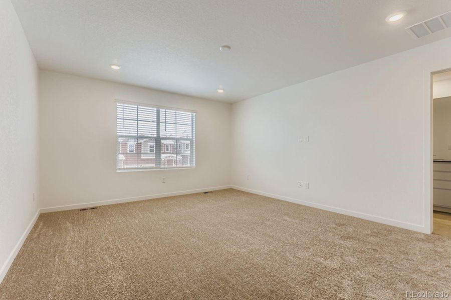 Spacious, unfurnished interior of a new home in Parterre, Thornton (Image 12).