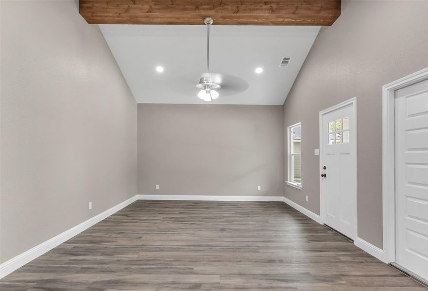 Spacious, unfurnished interior of a new home in , Navasota (Image 11).