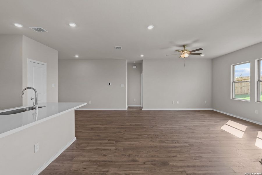 Spacious, unfurnished interior of a new home in Garden Grove, San Antonio (Image 23).
