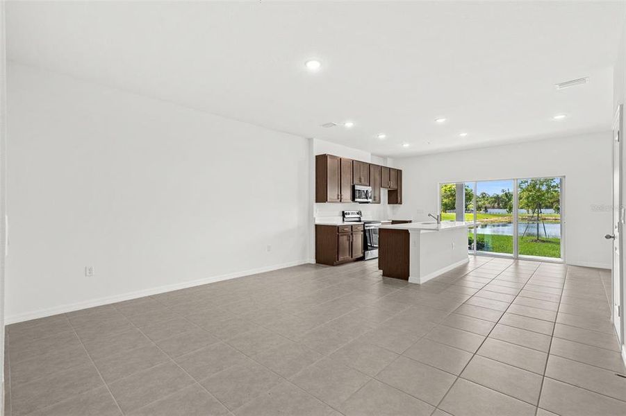 Spacious, unfurnished interior of a new home in Shenandoah Reserve, Orlando (Image 19).
