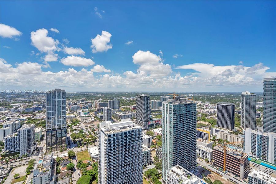 Condo located in Miami, FL showcasing its design and architecture (Image 5).