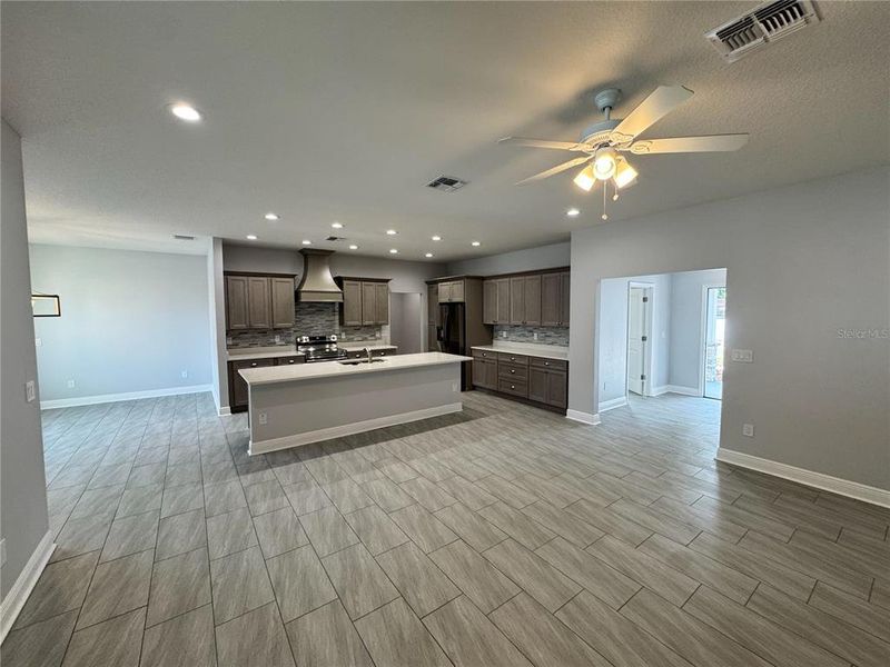 Spacious, unfurnished interior of a new home in , Dade City (Image 23).