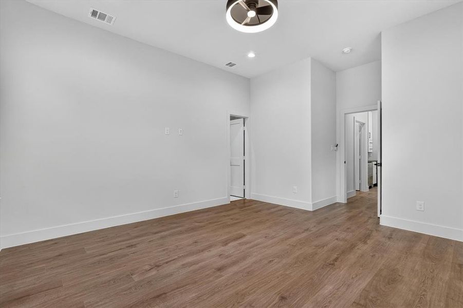 Spacious, unfurnished interior of a new home in , Dallas (Image 21).