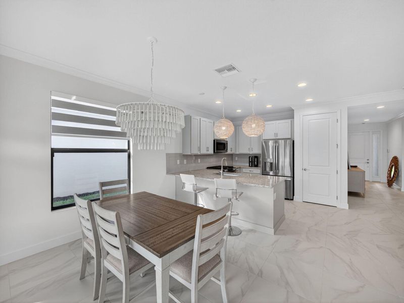 Dining/Kitchen Dining/Kitchen