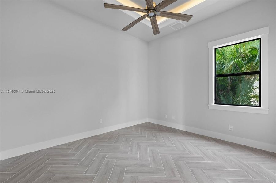 Spacious, unfurnished interior of a new home in , Cape Coral (Image 24).