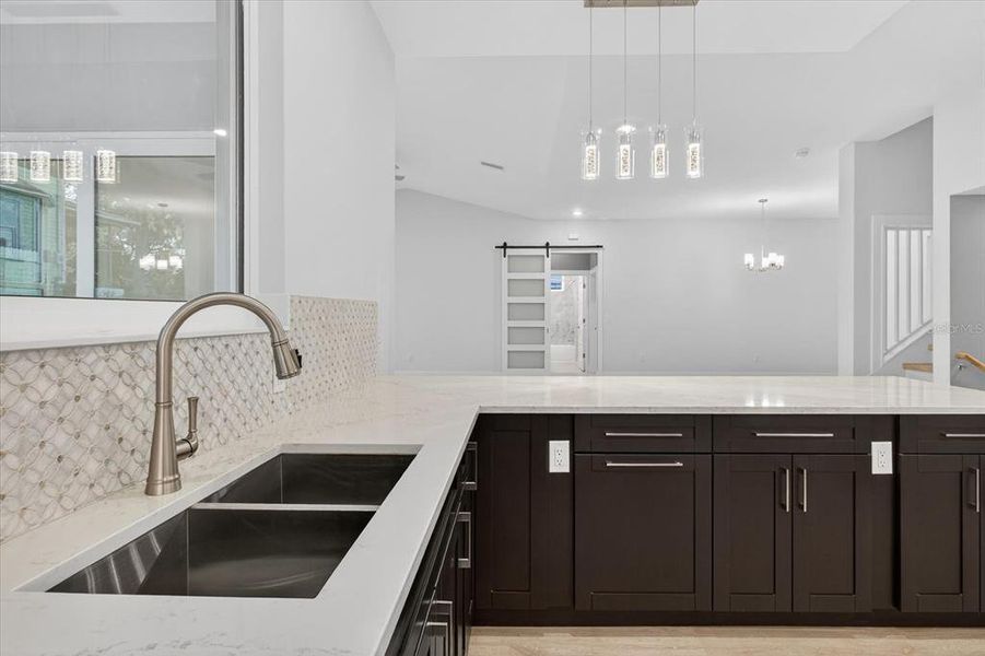 Close-up of interior finishes inside a home in , Tarpon Springs (Image 21).