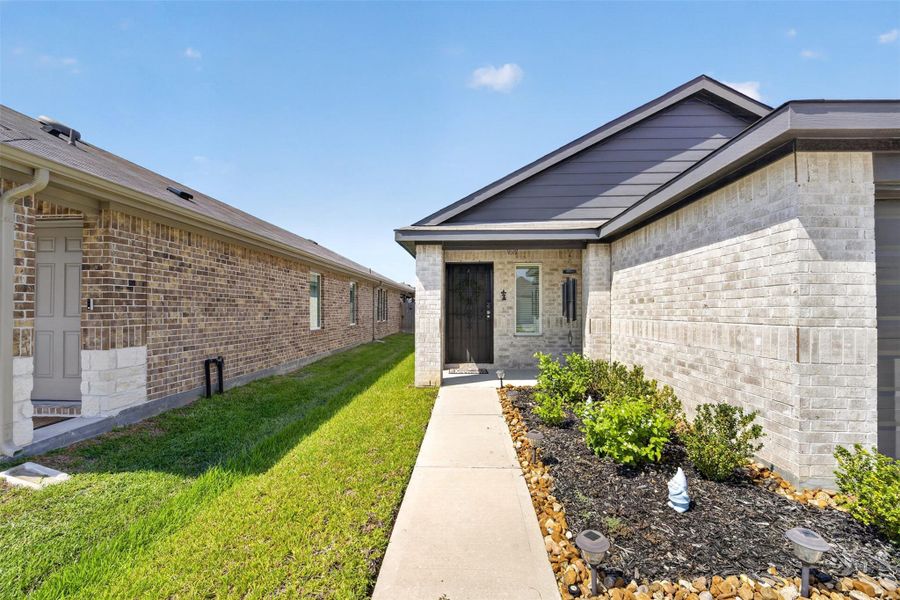 Covered front Covered front entry and attractive brick exterior create a warm welcome as you approach the home. creates a welcoming arrival and adds architectural interest to the brick exterior. Covered front Covered front entry and attractive brick exterior create a warm welcome as you approach the home. creates a welcoming arrival and adds architectural interest to the brick exterior.