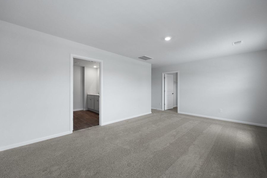 Spacious, unfurnished interior of a new home in Carolina Groves, Moncks Corner (Image 22).