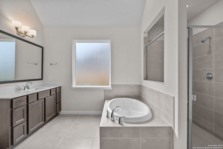 Furnished interior view inside a new home in Homestead, Schertz (Image 15).