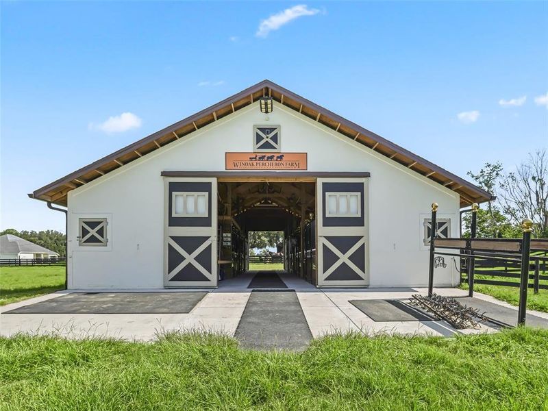 Exterior details and patio area of a home in , Ocala (Image 40).