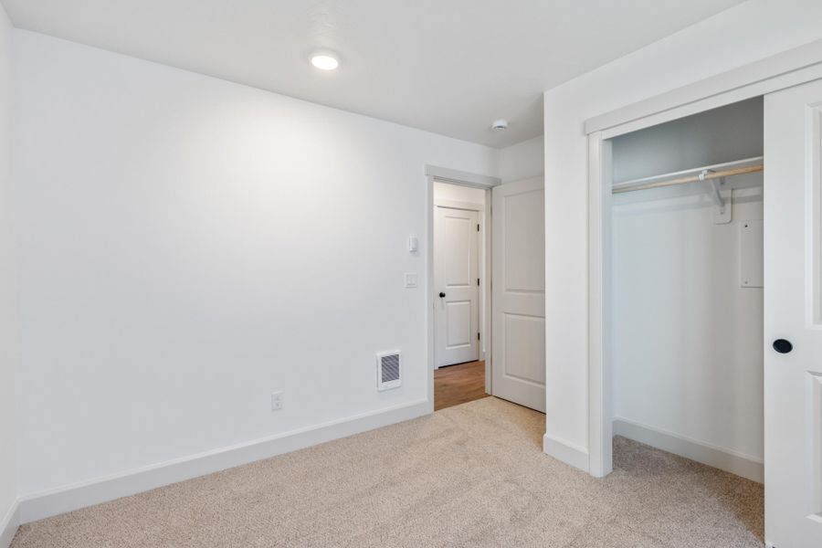 Spacious, unfurnished interior of a new home in Feather Ridge, Redmond (Image 33).
