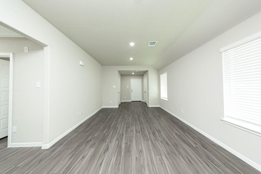 Spacious, unfurnished interior of a new home in Mackenzie Creek, Conroe (Image 14).
