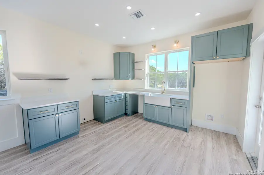 Furnished interior view inside a new home in , Bandera (Image 4).