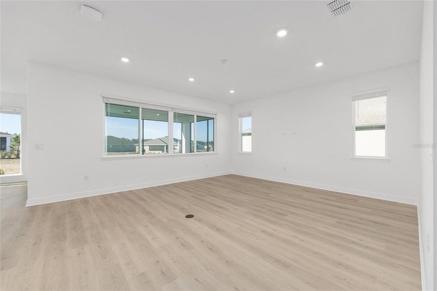 Spacious, unfurnished interior of a new home in , Ocala (Image 15).