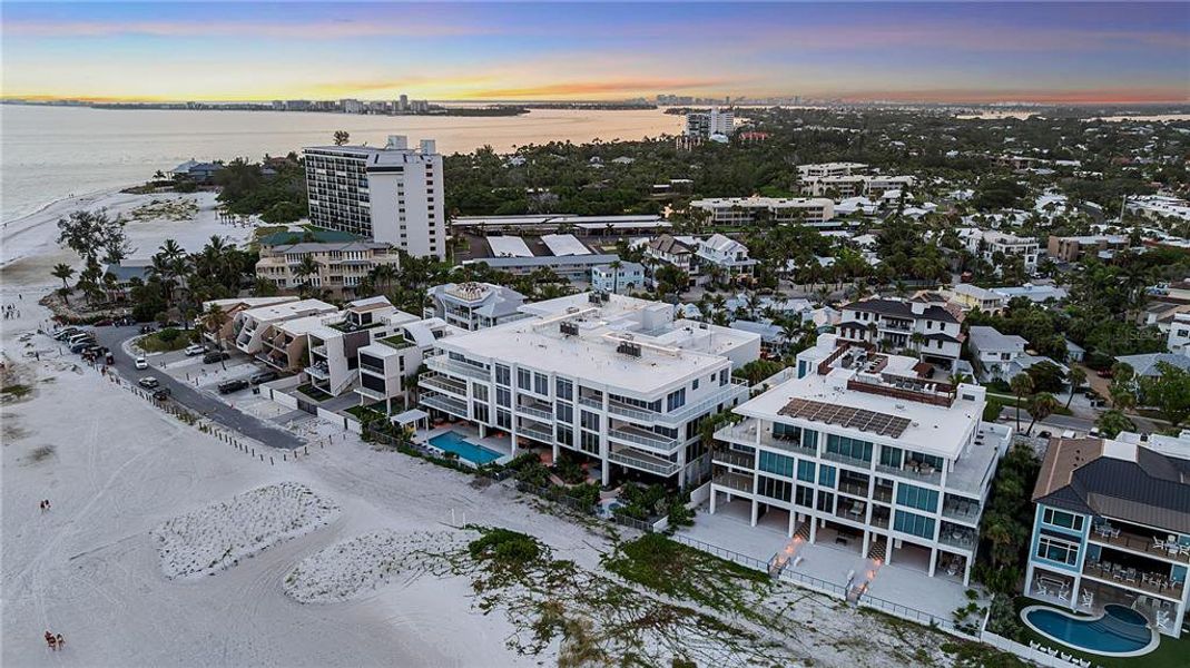 Condo located in Sarasota, FL showcasing its design and architecture (Image 3). Condo located in Sarasota, FL showcasing its design and architecture (Image 3).