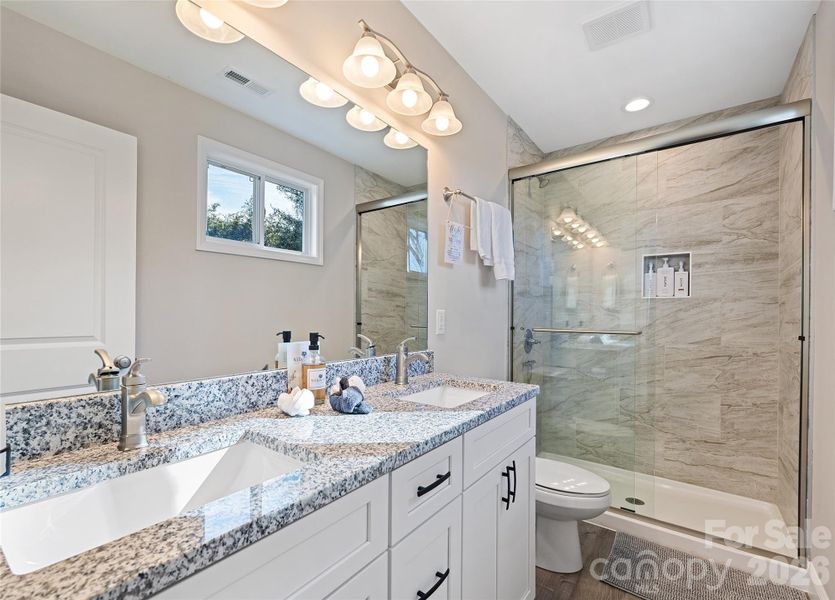 En Suite Primary Bathroom En Suite Primary Bathroom