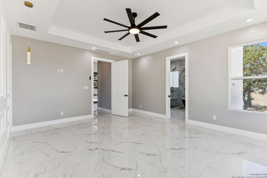 Spacious, unfurnished interior of a new home in , La Vernia (Image 38).