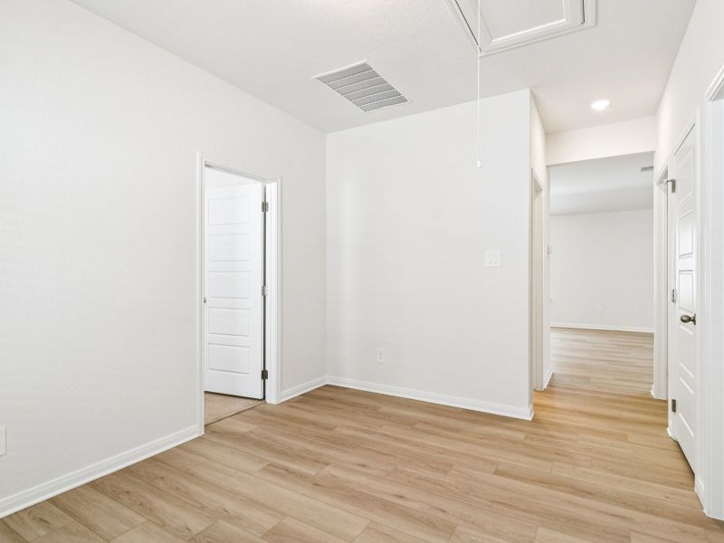 Spacious, unfurnished interior of a new home in Lark Canyon, New Braunfels (Image 37).