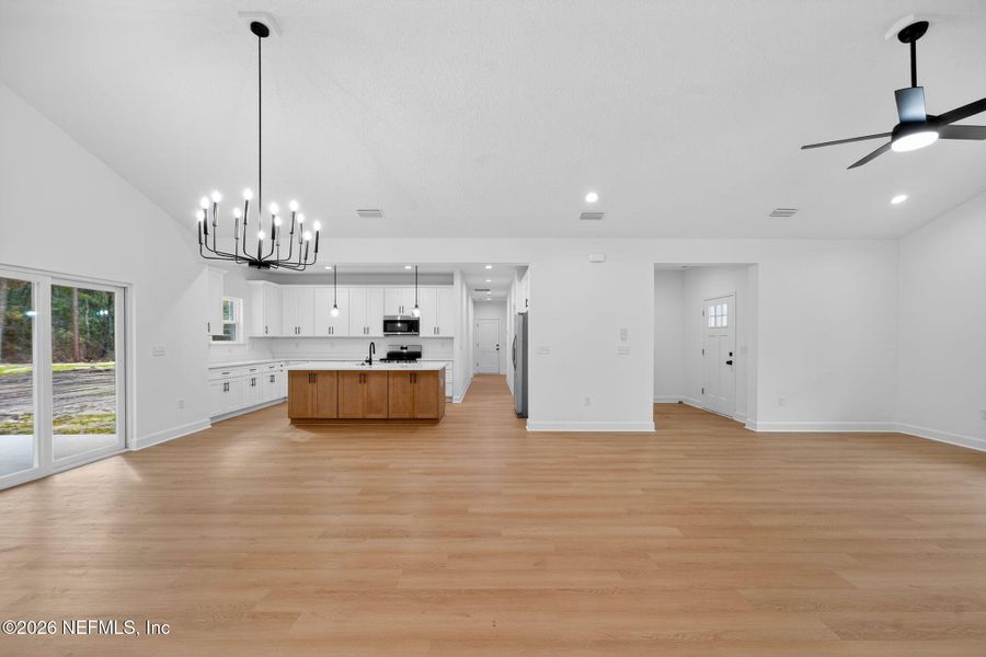 Spacious, unfurnished interior of a new home in , Middleburg (Image 31).