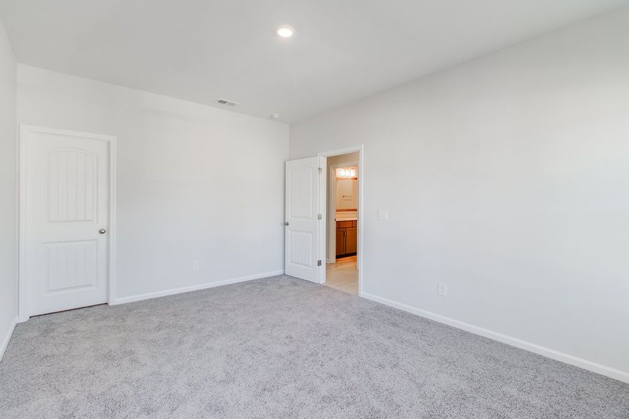 Spacious, unfurnished interior of a new home in Hendrix Farms, Lexington (Image 41).