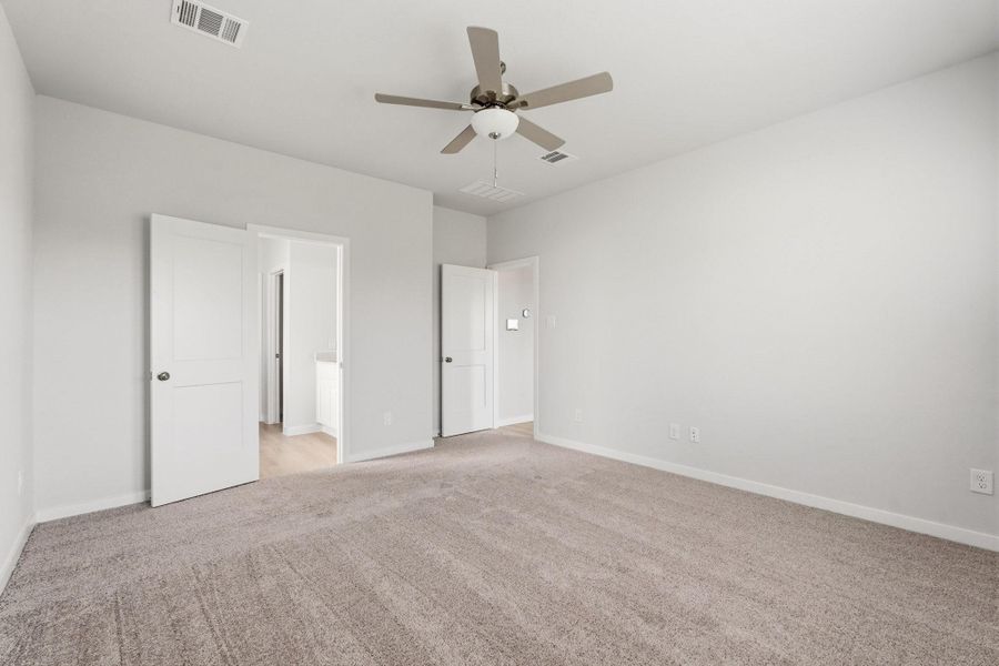 Spacious, unfurnished interior of a new home in Sanford Farms, Waller (Image 22).