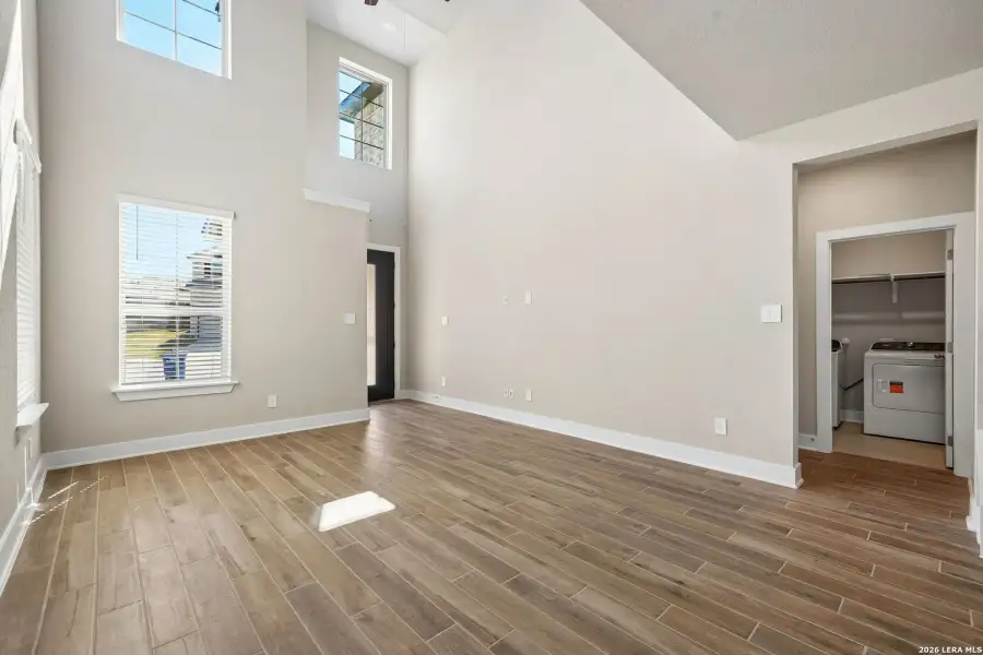 Spacious, unfurnished interior of a new home in Comanche Ridge, San Antonio (Image 33).
