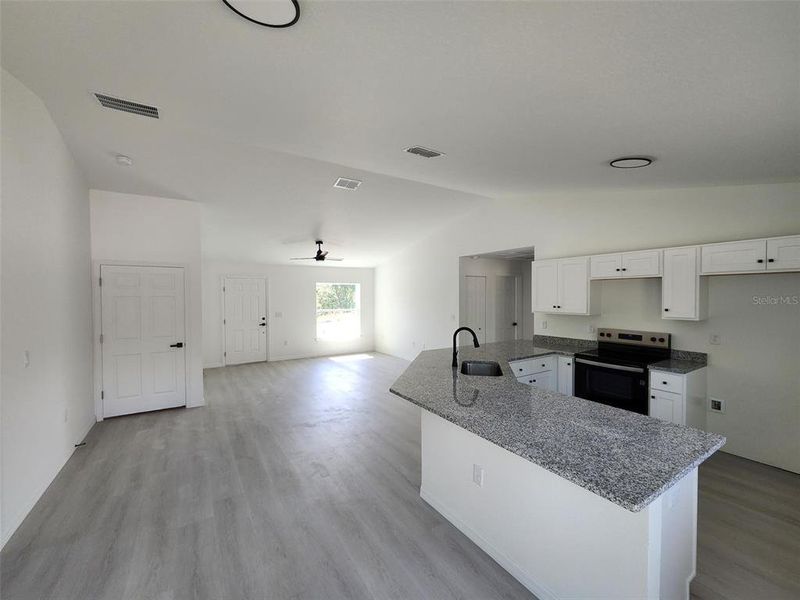 Spacious, unfurnished interior of a new home in , Dunnellon (Image 8).
