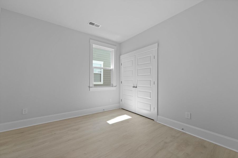 Spacious, unfurnished interior of a new home in Sheep Island, Summerville (Image 25).