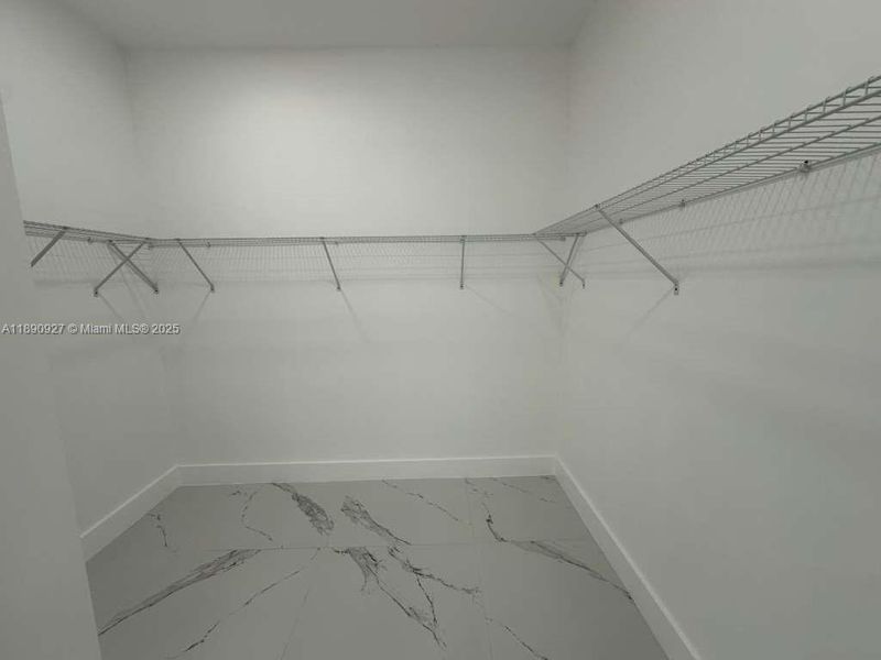 Spacious, unfurnished interior of a new home in , Lehigh Acres (Image 5).