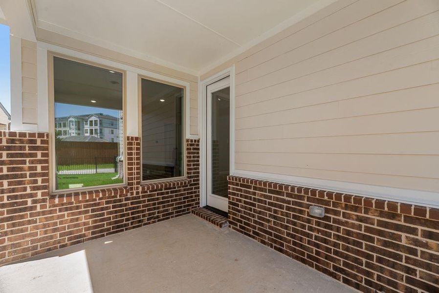 Exterior details and patio area of a home in Bayside, Rowlett (Image 4).
