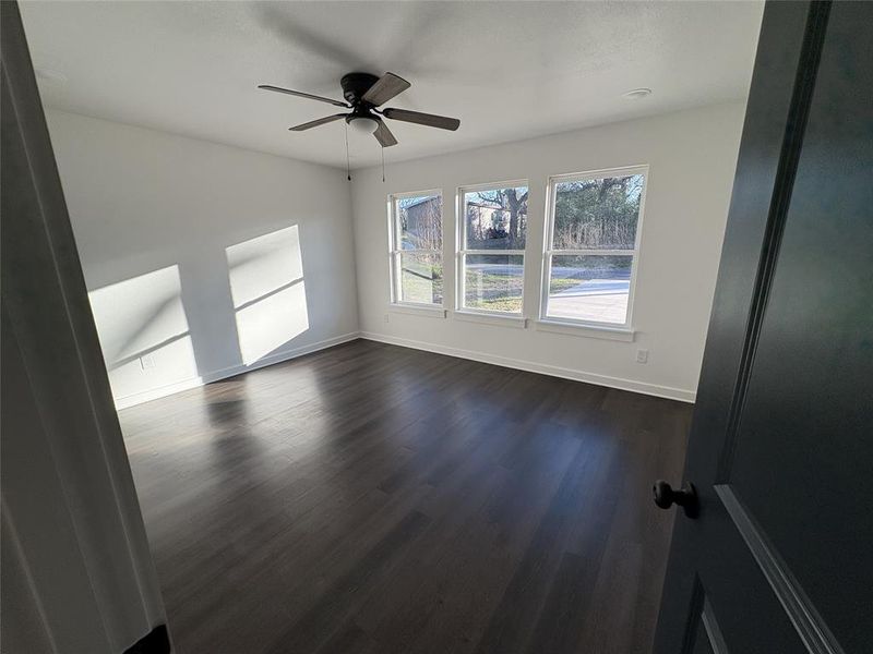 Spacious, unfurnished interior of a new home in , Mineola (Image 10).