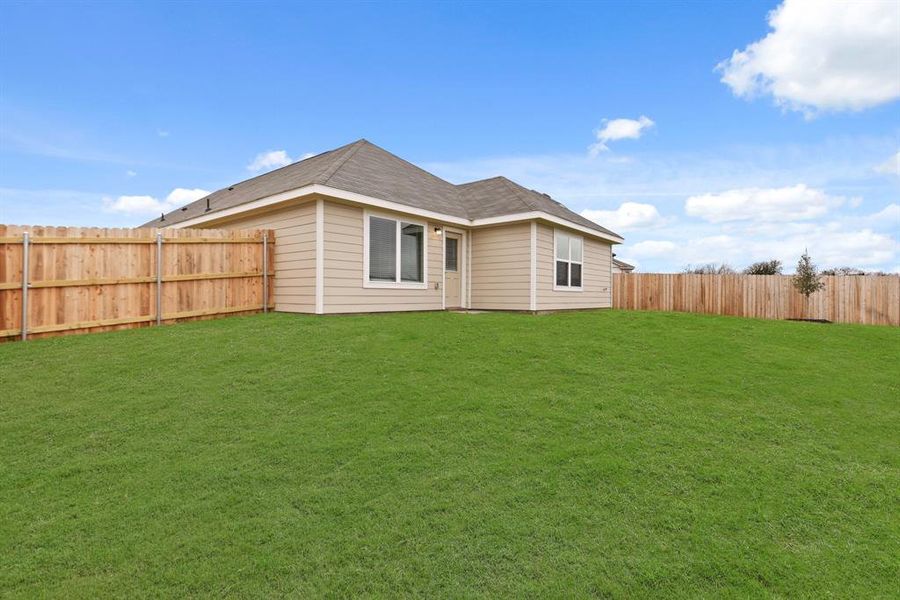 Exterior details and patio area of a home in Deer Creek, Fort Worth (Image 4). Exterior details and patio area of a home in Deer Creek, Fort Worth (Image 4).