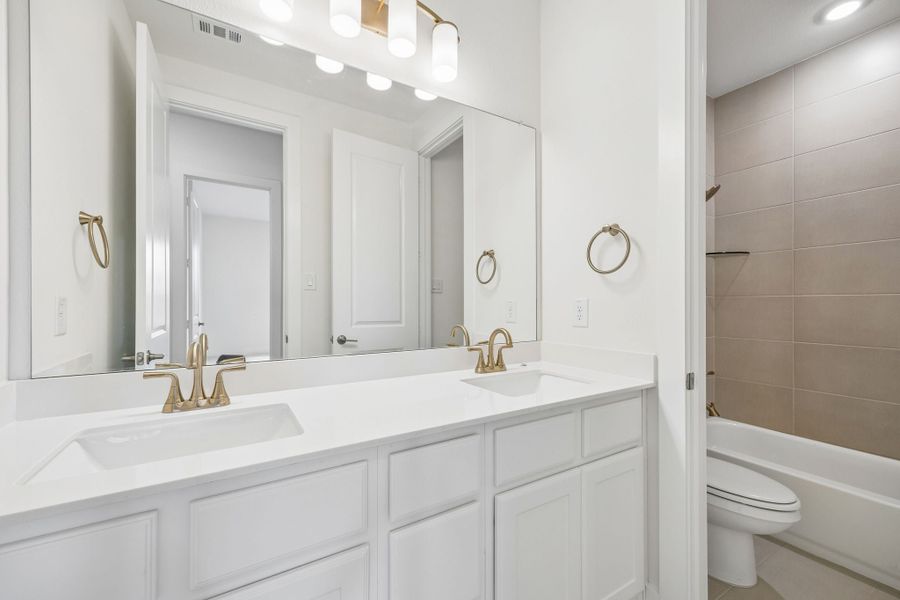 Furnished interior view inside a new home in Lakeway Estates, Waxahachie (Image 14).