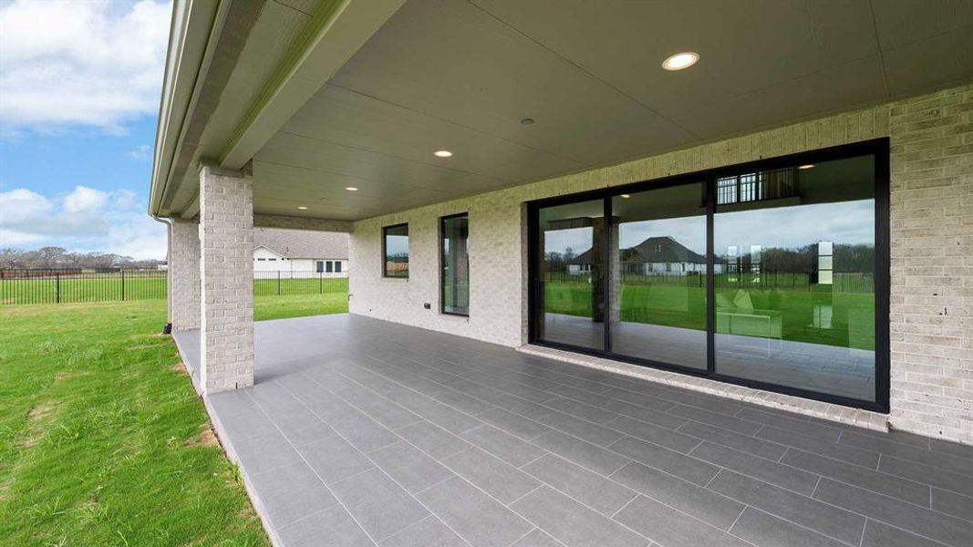 Exterior details and patio area of a home in Enchanted Creek, Lucas (Image 3).