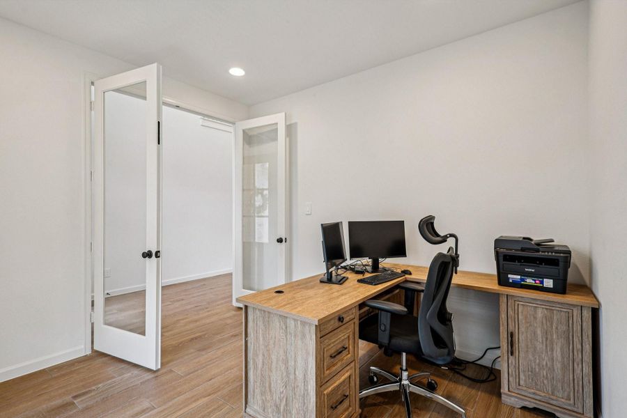 Furnished interior view inside a new home in Sienna, Missouri City (Image 30).