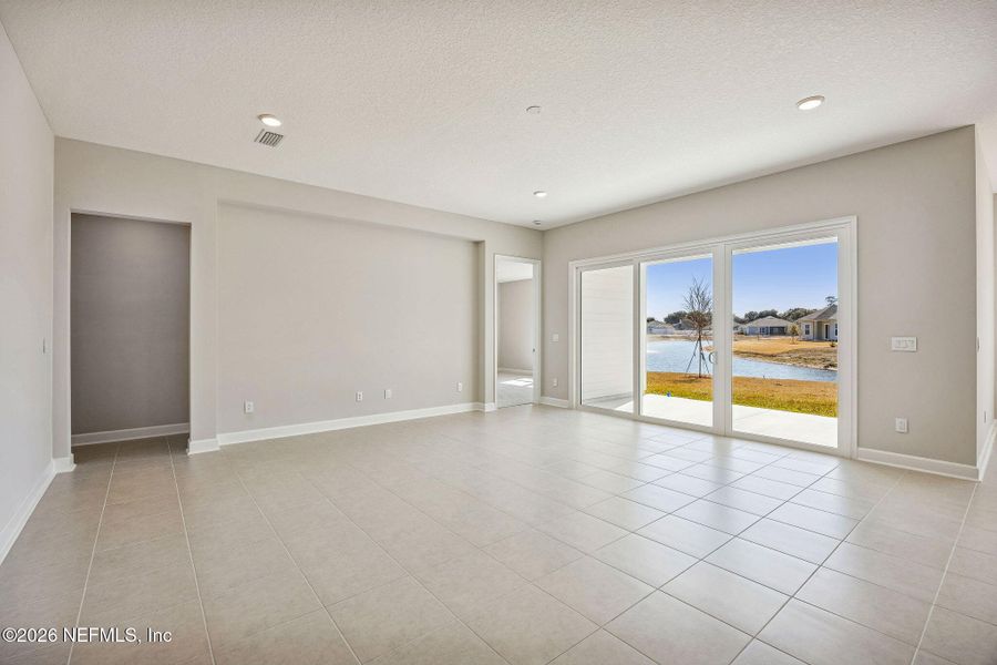 Spacious, unfurnished interior of a new home in Sandy Ridge, Yulee (Image 10).