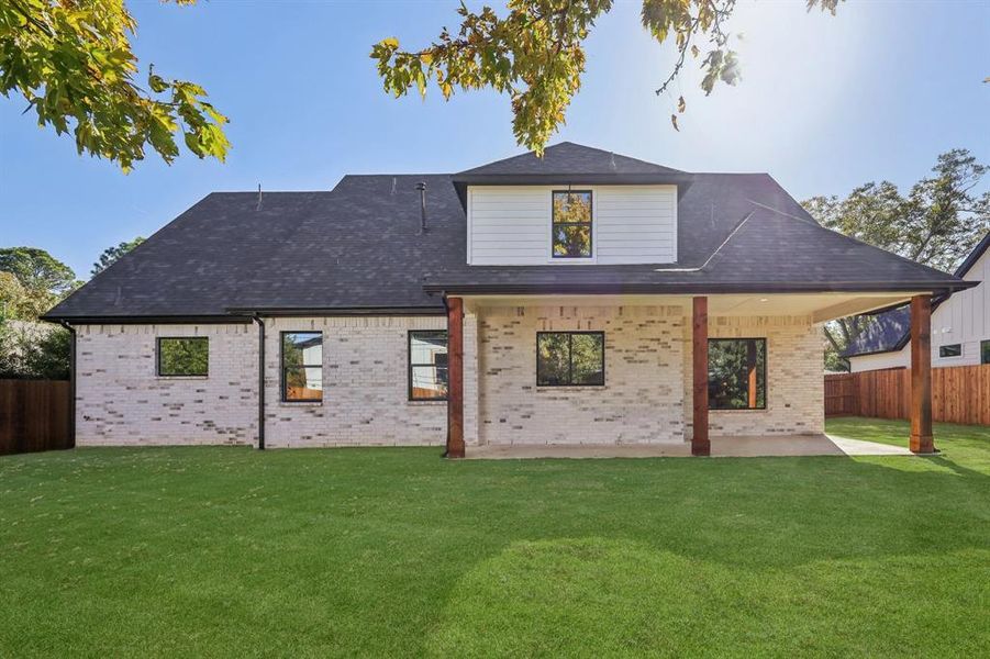 Exterior details and patio area of a home in , Grapevine (Image 4).