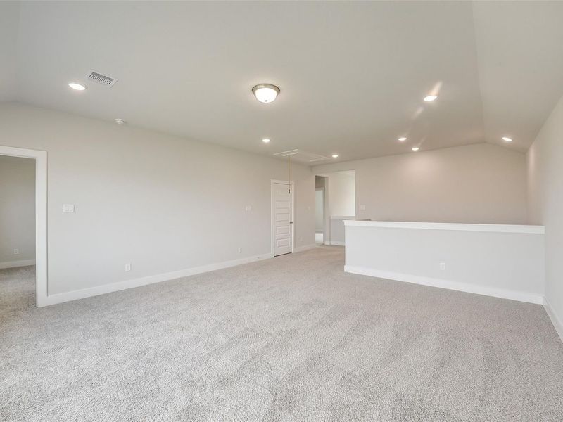 Spacious, unfurnished interior of a new home in Sierra Vista, Rosharon (Image 32).