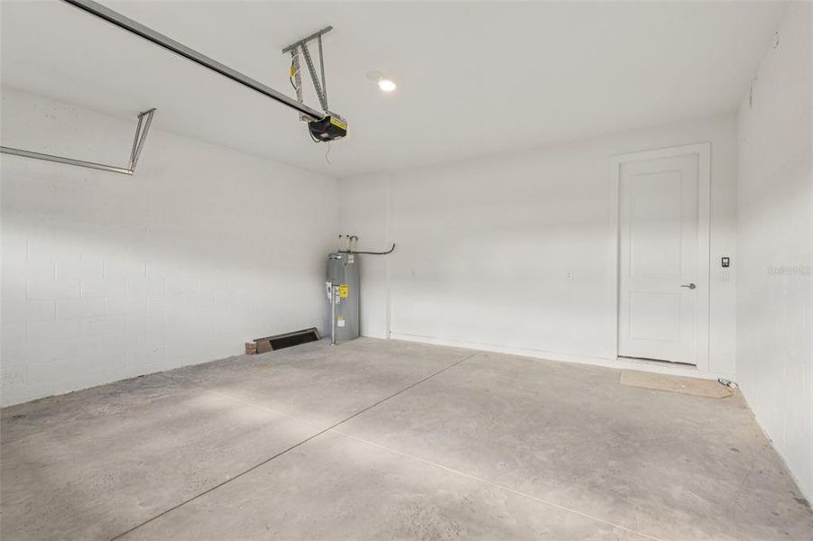 Spacious, unfurnished interior of a new home in Lagoon Residences at Epperson, Wesley Chapel (Image 38).